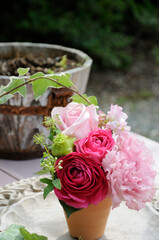 庭のテーブル上の花