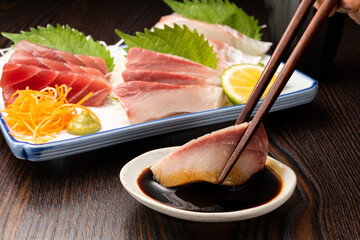 刺身に醤油をつける