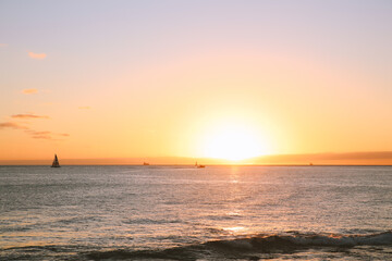 Fototapeta premium Sunset at Ala Moana Regional Park, Honolulu, Oahu, Hawaii
