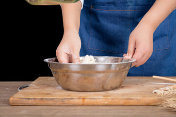 Add cooking oil to the white noodles