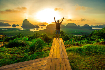 Obraz premium The natural background of the morning light rising in the middle of the sea and surrounded by mountains, cool breezes, the beauty of the ecology of the tourist attractions.