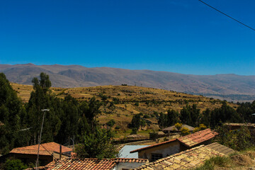 Paisaje  andino  con prados y montañas