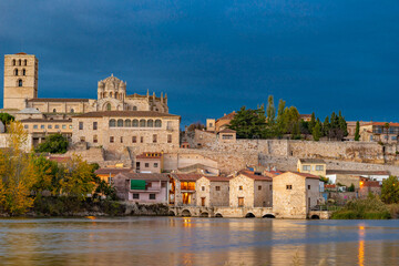 Fototapeta na wymiar Panorama de la vieja y monumental ciudad de Zamora con el rio Duero, España