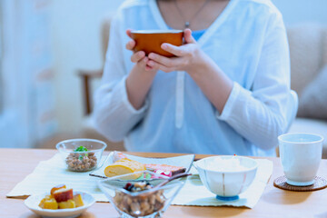 朝食を食べる女性
