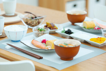 食卓の上の朝食
