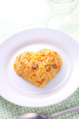 ハート形に盛り付けられた炒飯