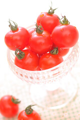 ガラス器に乗せたプチトマト