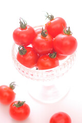 ガラス器に乗せたプチトマト