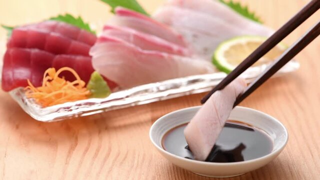 刺身に醤油をつける