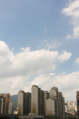 Fototapeta na wymiar blue sky background in the city
