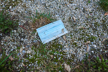 Mund Nasen Schutz im Dreck