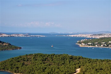 Fototapeta premium Aegean sea from Ayvalik Turkey. Panoramic sea and coast view from Devil's Dinner Table in Ayvalk, Balikesir, Turkey