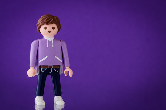 Lippstadt - Deutschland 20.10.2020 Playmobil Figur im lila Outfit