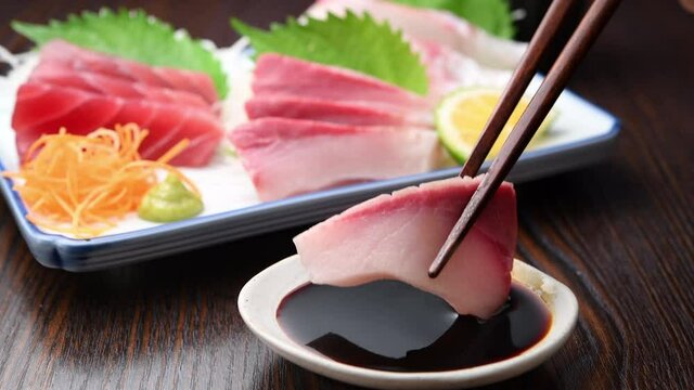 刺身に醤油をつける