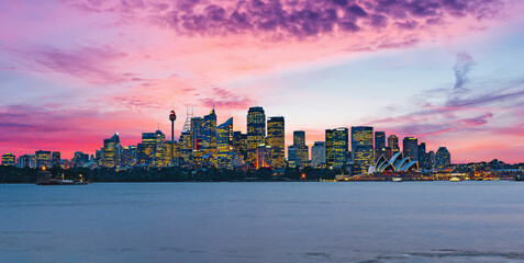 Naklejka premium Beautiful dramatic sunset over Sydney skyline in Australia