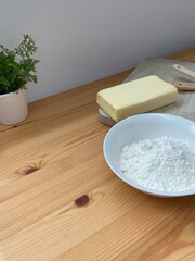小麦粉とバターと木製キッチン　　カフェ　余白　コピースペース　白背景　シンプルナチュラル