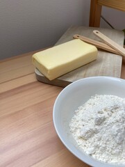 小麦粉とバターと木製キッチン　カフェ　余白　コピースペース　白背景　シンプルナチュラル