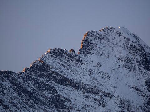 The early sunlight on the mountain ridge (Eigergrat, Grindelwald)