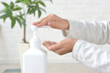 子どもの手の消毒