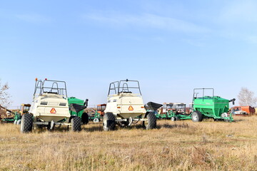 Fototapeta premium truck, construction, equipment, bulldozer, heavy, tractor, machine, industry, vehicle, machinery, big, yellow, wheel, transportation, loader, mining, road, industrial, dump, transport, dumper, excavat