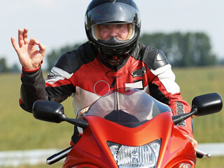 Motorradfahrer gibt ok-Zeichen