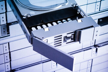Obraz premium swapping hard drive in data storage array used for internet clou
