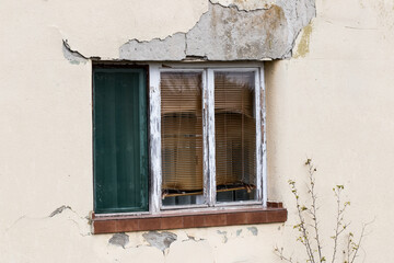 Obraz na płótnie Canvas A window on an old damaged house