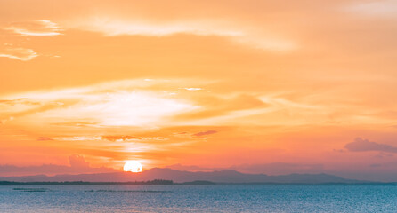 Fototapeta na wymiar sunset over the sea in the evening 