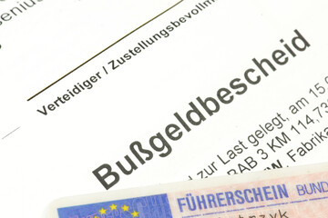 Bußgeldbescheid und ein Führerschein