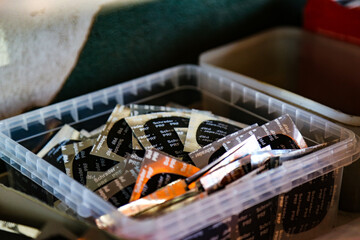 Caja de plástico llena de parches para cámaras de ruedas