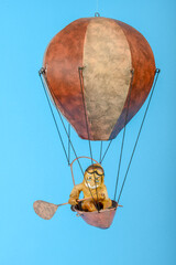 Obraz premium Toy hot air balloon isolated in blue background