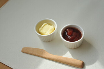 白い小さな器に入ったジャムとバター　カフェ　余白　コピースペース　白背景　シンプルナチュラル