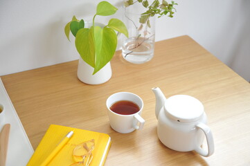 Fototapeta na wymiar テーブルに置かれた紅茶　カフェ　余白　コピースペース　白背景　シンプルナチュラル