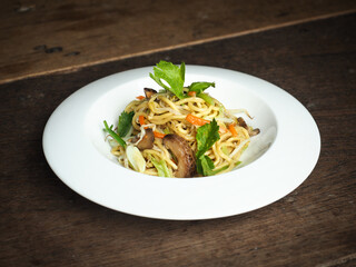 Stir-fried yakisoba noodles with vegetables 