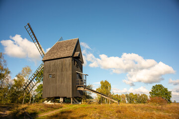 Fototapeta na wymiar Bockwindmühle Prietzen. Die Bockwindmühle ist der älteste Windmühlentyp in Europa. Kernmerkmal dieses Mühlentyps ist es, dass das gesamte Mühlenhaus auf einem einzelnen dicken Pfahl steht.