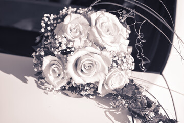 Brautstrauß mit rosa Rosen für den schönsten Tag im Leben, Hochzeit, geschmücktes Brautauto