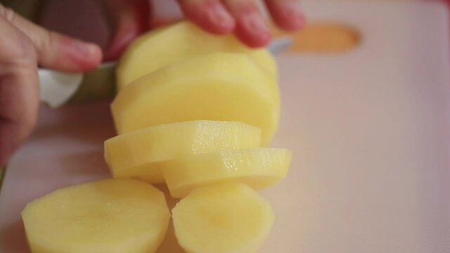 Close up cortando batatas