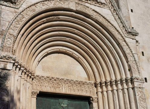 Chiesa particolare lunetta portone esterno medioevo