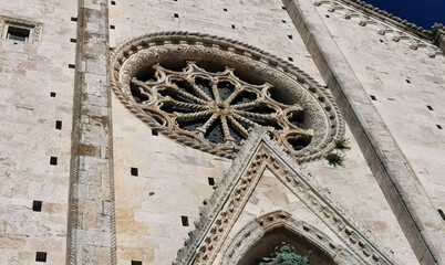 Chiesa cattolica italia particolare lunetta portone rosone esterno