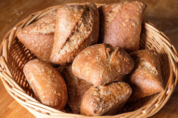 Frische Brötchen in einem Brotkorb
