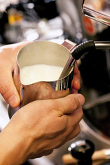 カプチーノを作るバリスタ