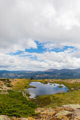 Laguna glaciar en la montaña