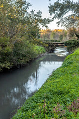 Fototapeta na wymiar Paysage d'automne avec rivière en Provence