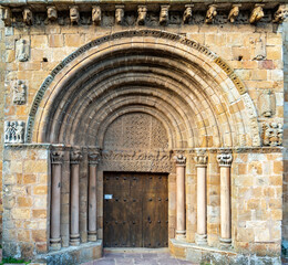 Iglesia románica de Cervatos en Cantabria, España