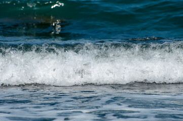 打ち寄せる波高速ｼｬｯﾀｰで波頭を撮る