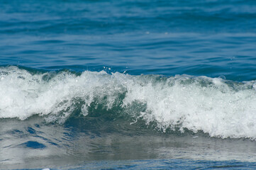 打ち寄せる波高速ｼｬｯﾀｰで波頭を撮る