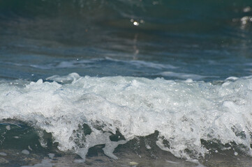 打ち寄せる波高速ｼｬｯﾀｰで波頭を撮る