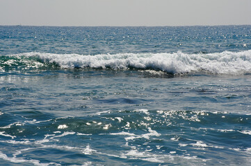 Fototapeta premium 砂浜に打ち寄せる太平洋の波頭