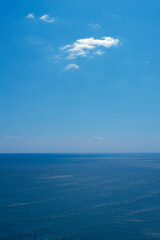 Obraz na płótnie Canvas 崖の上からの太平洋と白雲浮かぶ空