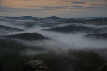 Nebellandschaft im Nationalpark Sächsische Schweiz: Panoramablick von den Affensteinen mit faszinierender  Morgenstimmung im Elbsandsteingebirge, dem bezaubernden Spiel aus Licht, Wolken und Nebel.